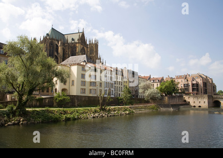 Metz Lorraine France UE à l'ensemble de la Moselle vers bâtiments colorés et cathédrale St Etienne Banque D'Images