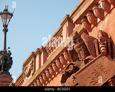 Un hibou Sculpté en pierre sur le Moltkebrücke Moltke Pont sur la Spree à Berlin Allemagne Banque D'Images