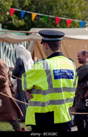 Un agent de soutien communautaire de la police lors d'une fête du village, UK Banque D'Images