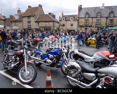 Une grande rencontre des motocyclistes à Helmsley North Yorkshire UK Banque D'Images