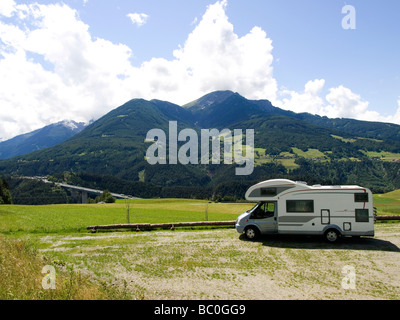 Un motorhome stationné à Patsch dans le Tyrol autrichien avec l'Europa Pont sur le col du Brenner d'autoroute à l'arrière-plan Banque D'Images