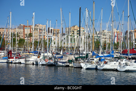 Yachts et bateaux à voile à Port Vell Barcelone Catalogne Espagne Banque D'Images