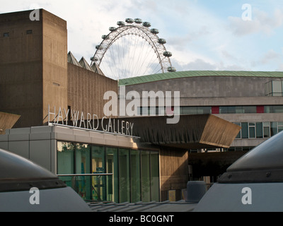 La Hayward Gallery et London Eye. London, England, UK Banque D'Images