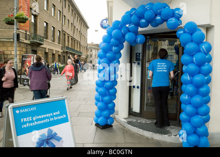 Les panneaux publicitaires pour la Barclays Bank, Market Square, Cambridge, Royaume-Uni Banque D'Images