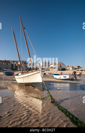 Bateaux de pêche dans le port de St Ives Cornwall Banque D'Images