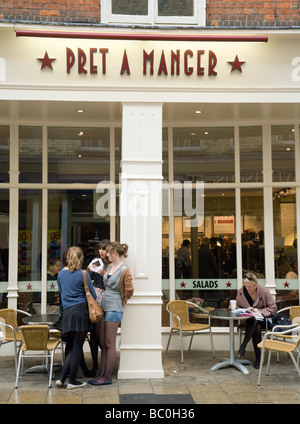 Les clients à l'extérieur un pret a manger cafe, Cambridge, Royaume-Uni Banque D'Images