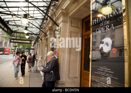 Les personnes arrivant en dehors de Her Majesty's Theatre, Londres UK à Haymarket, voir 'Le Fantôme de l'Opéra' Banque D'Images