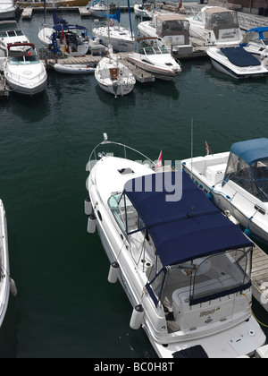 Yachts et bateaux de plaisance amarrés dans la marina Banque D'Images