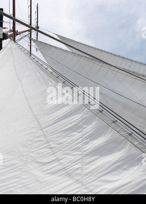 Flèche triangulaire de voiles d'une goélette sur fond de ciel bleu Banque D'Images