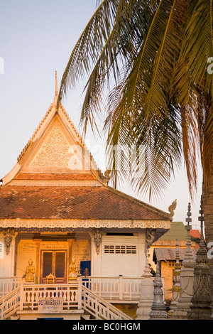 Pagoda au coucher du soleil à Phnom Penh, Cambodge Banque D'Images