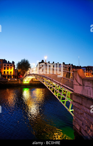 Ha Penny bridge à l'Ormond Quay Centre de Dublin République d'Irlande Banque D'Images