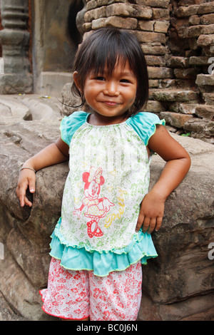 Young Girl posing cambodgien Preah Ko [en], [ruines de temples du Roluos], Angkor, Cambodge, Asie Banque D'Images