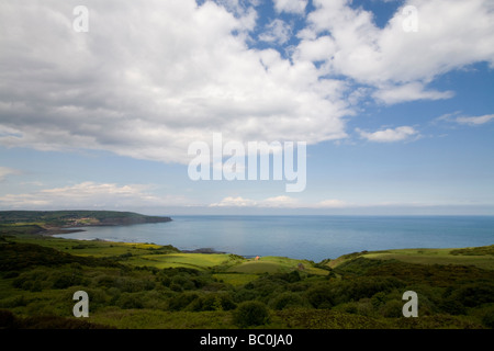 Falaise Vue de dessus à l'ensemble de Robin Hoods Bay de Ravenscar North Yorkshire Angleterre Banque D'Images