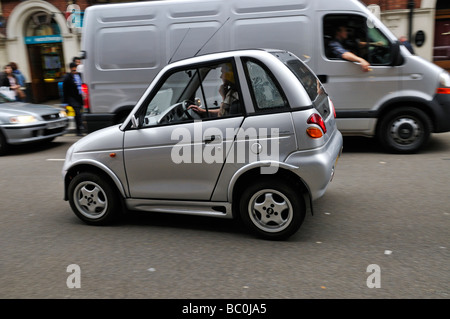 Voiture électrique Reva G Wiz trafic à Londres Banque D'Images