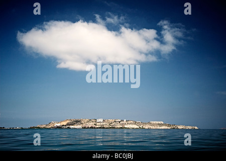 Nuages couvrant un petit village au bord de la mer. Banque D'Images