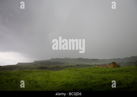 Vestiges de la ruine de l'Alun de pointe fonctionne avec Cliff et ciel d'orage au loin au nord Yorkshire Angleterre Ravenscar Banque D'Images