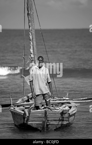 Haïti, Nord, Cap Haïtien. Le pêcheur local et bateau, Cormier Plage. Banque D'Images