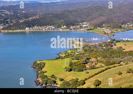 Vue aérienne du site du Traité de Waitangi et de la ville de Paihia, dans la Bay of Islands, Northland, Nouvelle-Zélande Banque D'Images