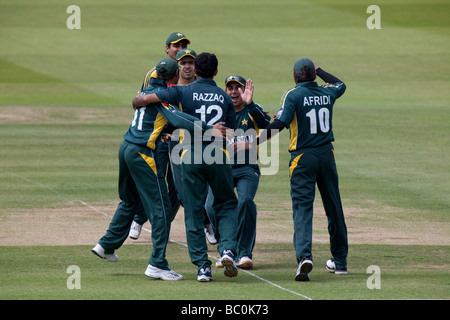 Le Pakistan célébrer en tenant un guichet au cours de l'ICC World Twenty20 finale entre le Pakistan et le Sri Lanka à l'Éternel. Banque D'Images