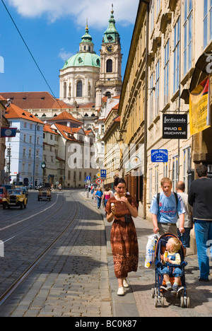 La rue Karmelitska dans Mala Strana de Prague République Tchèque Europe Banque D'Images