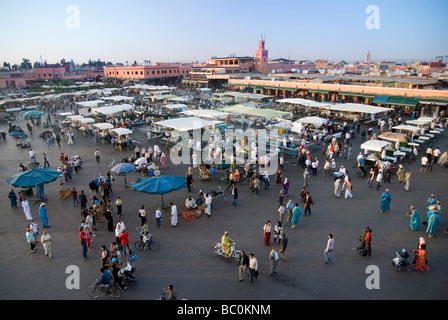 La place Djema El Fna marrakech maroc marché au crépuscule Banque D'Images