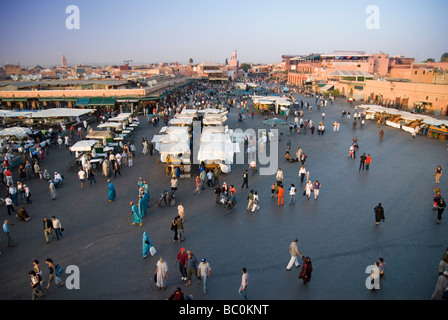 La place Djema El Fna marrakech maroc marché au crépuscule Banque D'Images