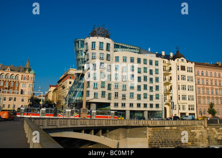 Maison qui danse le long de Riverside Prague République Tchèque Europe Banque D'Images