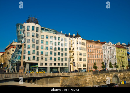 Maison qui danse le long de Riverside Prague République Tchèque Europe Banque D'Images