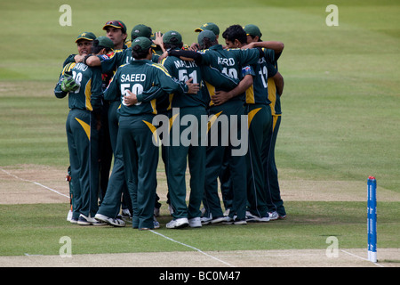 Le Pakistan célébrer en tenant un guichet au cours de l'ICC World Twenty20 finale entre le Pakistan et le Sri Lanka à Lord's le 21 juin 2009 Banque D'Images