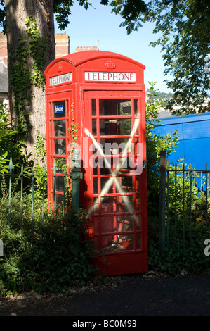 Une cabine téléphonique vandalisée et endommagé sur le point d'être mis au rebut.color, couleur, coloré, couleur, coloré, jour, portes,x Banque D'Images