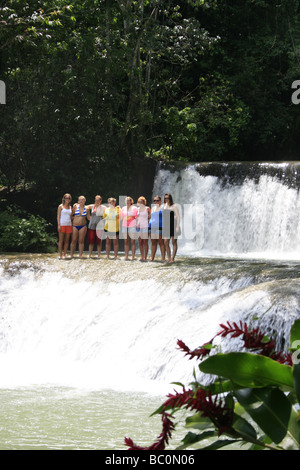 Groupe d'amis ayant leur photo prise lors de l'YS falls en Jamaïque Banque D'Images