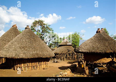 L'Éthiopie Afrique huttes au toit de chaume village Konso Banque D'Images