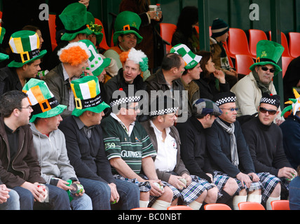 Les badauds du St Patricks Day Parade tenue chaque St Patricks Day (17 mars) dans les villes d'Irlande et dans le monde entier aussi. Banque D'Images