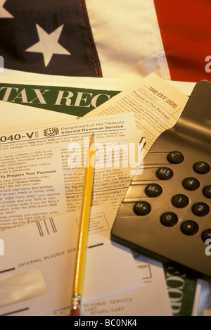 Formulaires d'impôt sur le revenu et une calculatrice sur US flag Banque D'Images