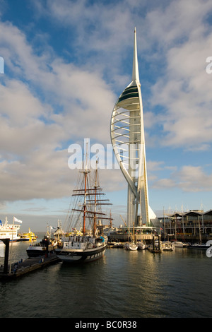 La tour Emirates Spinnaker, de 170 mètres de haut, point central du réaménagement du port de Portsmouth, Angleterre, Royaume-Uni. Banque D'Images