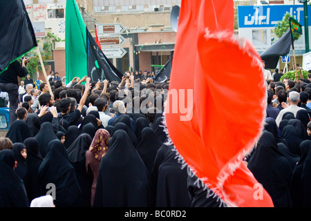 Procession pour commémorer l'anniversaire de la mort de Fatima à Esfahan Iran Banque D'Images