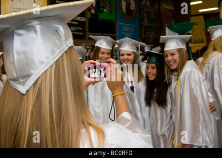 Les femmes diplômées du secondaire posent pour la photo Banque D'Images