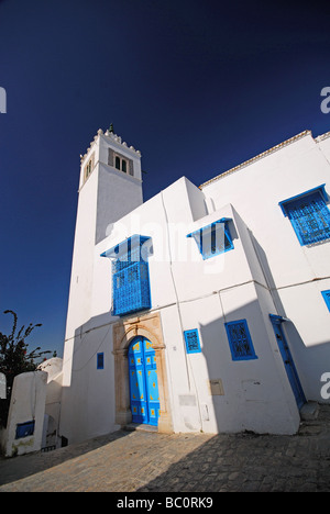 TUNIS, TUNISIE. Mosquée du village de Sidi Bou Said à l'extérieur de Tunis. L'année 2009. Banque D'Images