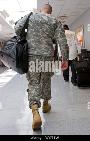 Après le retour d'un soldat en service actif, promenades à travers Baltimore Washington International Airport Banque D'Images