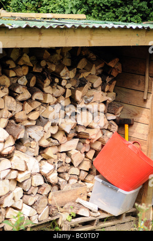 Pile de bois dans un hangar en bois Banque D'Images