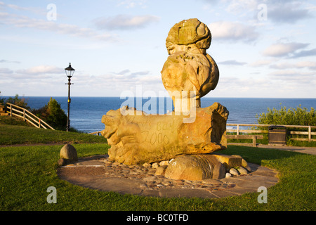 Le millenium sculpture à 'Robin Hoods Bay', North Yorkshire, Angleterre. Banque D'Images