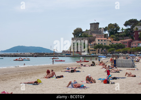 Plage de San Terenzo, côte ligure dans le Golfe des Poètes près de La Spezia avec Castello di San Terenzo en arrière-plan Banque D'Images