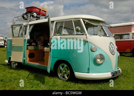 Un écran partagé VW camper van avec open 'portes de grange'. Wymeswold, Leicestershire, Angleterre. Banque D'Images