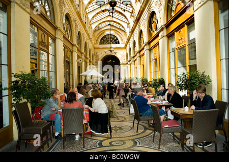 Paris France, café français, Bistro Restaurant, personnes partageant des boissons sur des tables de terrasse surpeuplées dans le passage Vivienne, café Paris ancien, Banque D'Images