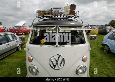 Un écran divisé VW pickup double cabine.Wymeswold, Leicestershire, Angleterre. Banque D'Images