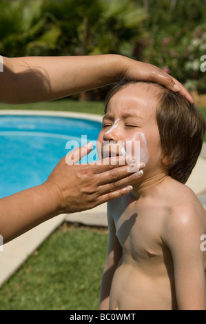 Six ans après avoir appliqué de la crème solaire avant de jouer à la piscine à Mallorca, Espagne Banque D'Images