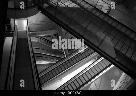 Escaliers sous le dôme de la Place Victoria (centre commercial) à Belfast (Irlande du Nord, Royaume-Uni, Europe Banque D'Images