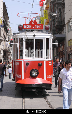 Istanbul Turquie ancien service de tramway le long de la rue commerçante Istiklal Caddesi entre Tunel et la place Taksim Banque D'Images