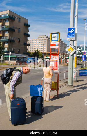 Arrêt de bus de l'aéroport à Dejvická à Prague République Tchèque Europe Banque D'Images