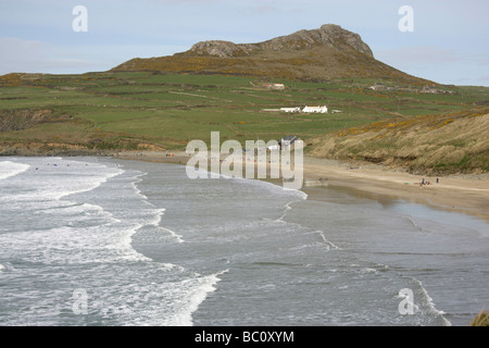 Whitesands Bay de, au Pays de Galles. Vue aérienne des vagues se brisant sur doucement Whitesands bay beach. Carn Llidi est dans l'arrière-plan. Banque D'Images